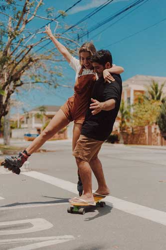 Dating a Younger Partner: Does Age Matters? 1 Couple Having Fun